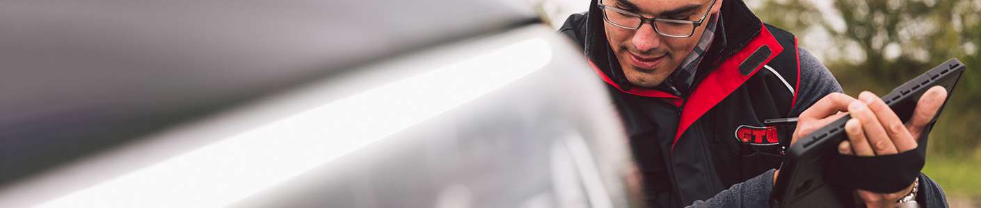 GTÜ Unterschriftsberechtigter bei Fahrzeugbewertung mit Tablet – Technischer Dienst für Privatkunden
